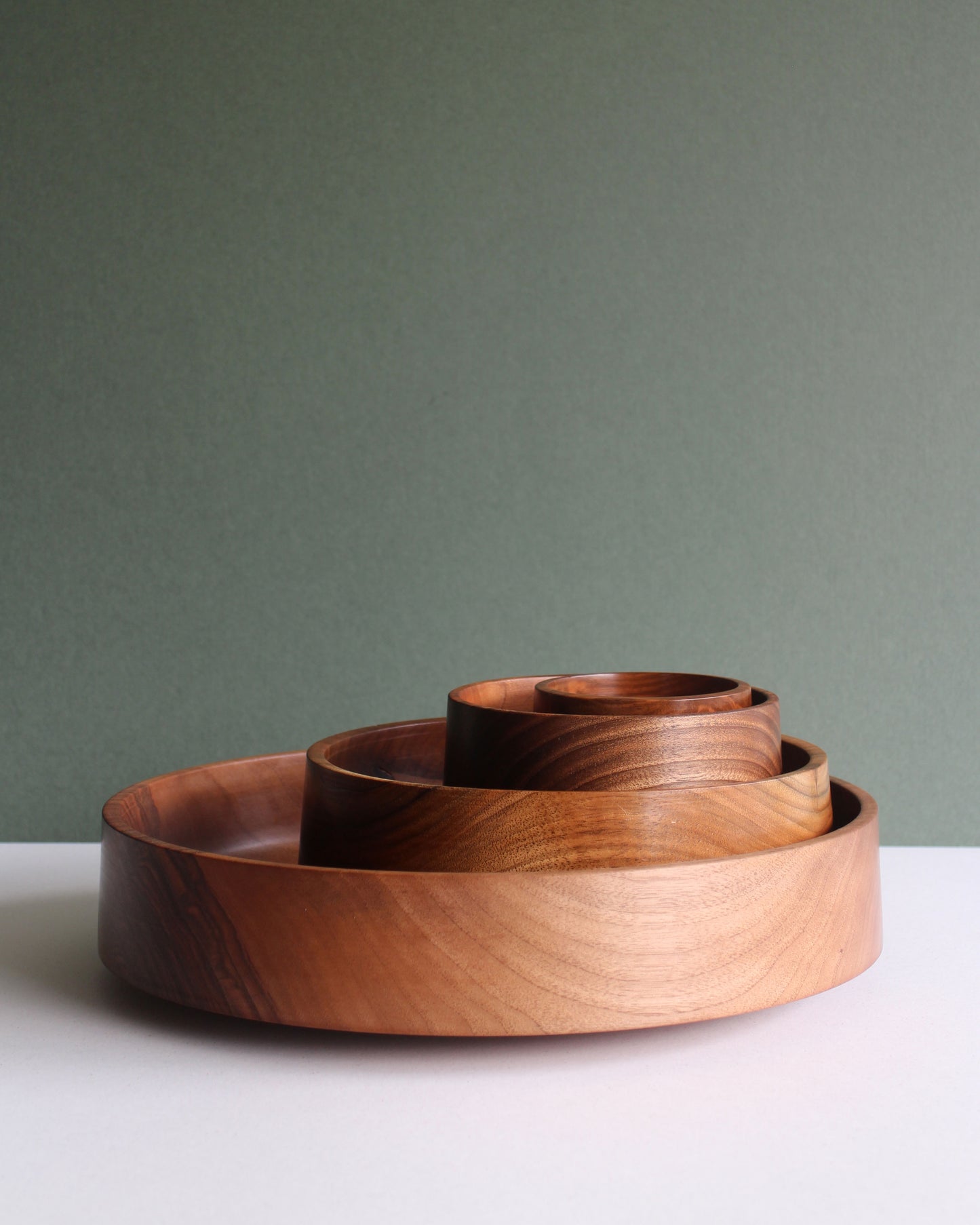 Bowl con piedino in noce Ø34cm